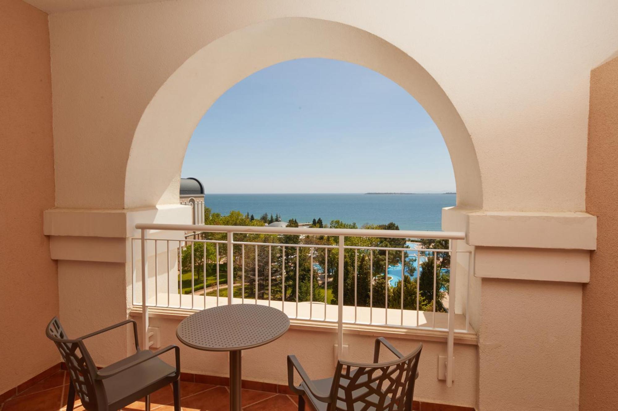Dreams Sunny Beach Resort And Spa Habitación foto A balcony at the hotel