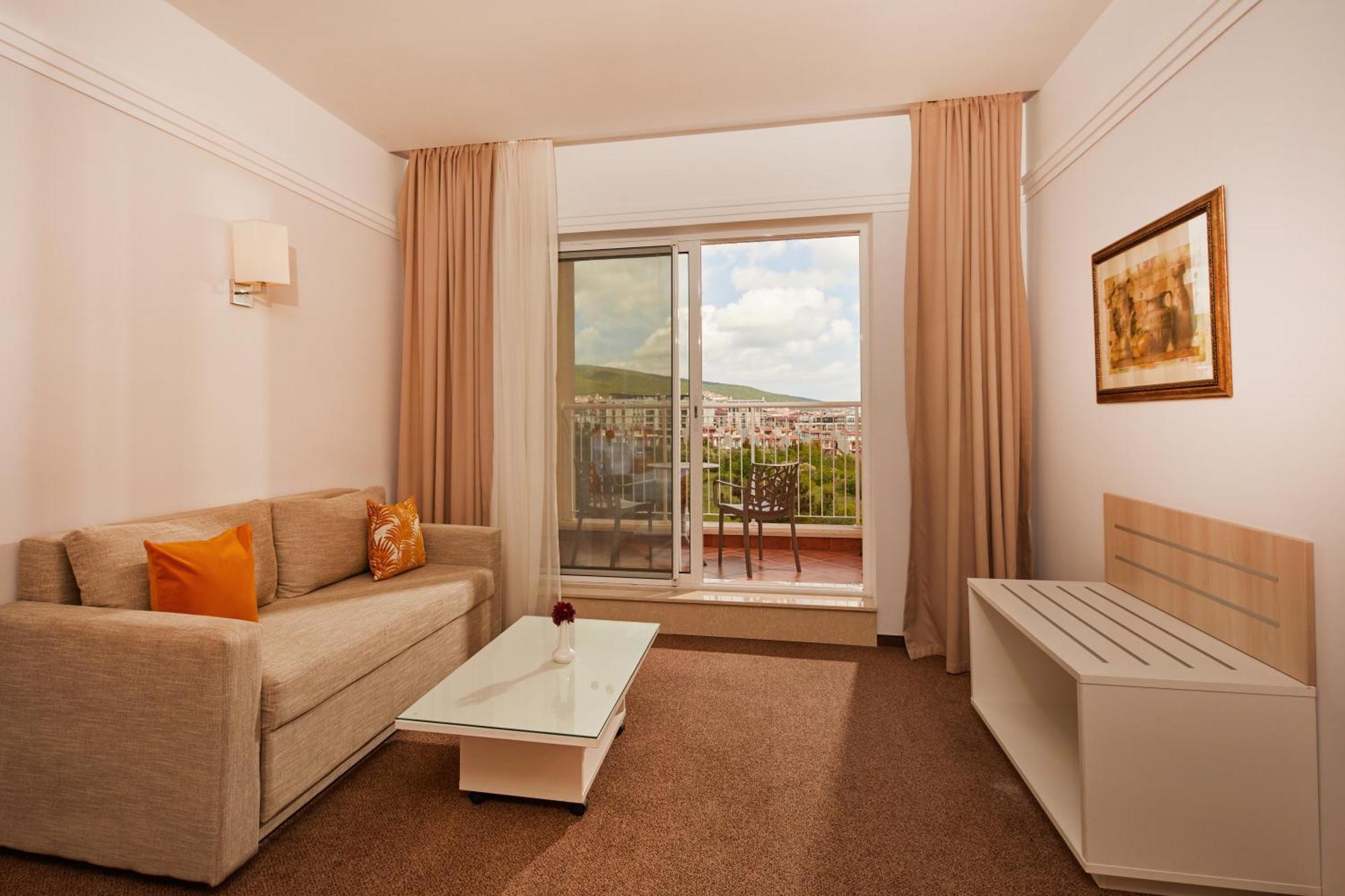 Dreams Sunny Beach Resort And Spa Habitación foto A living room