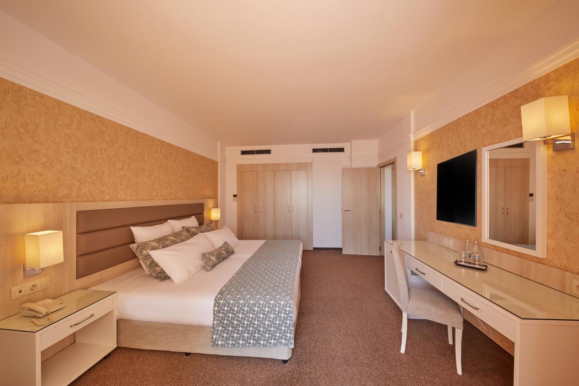 Dreams Sunny Beach Resort And Spa Habitación foto A room at the hotel