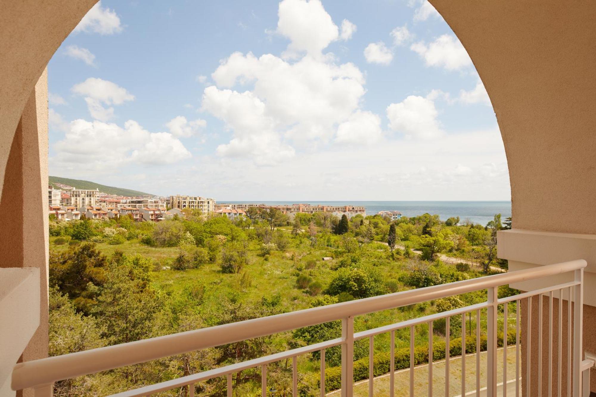 Dreams Sunny Beach Resort And Spa Habitación foto View from a balcony