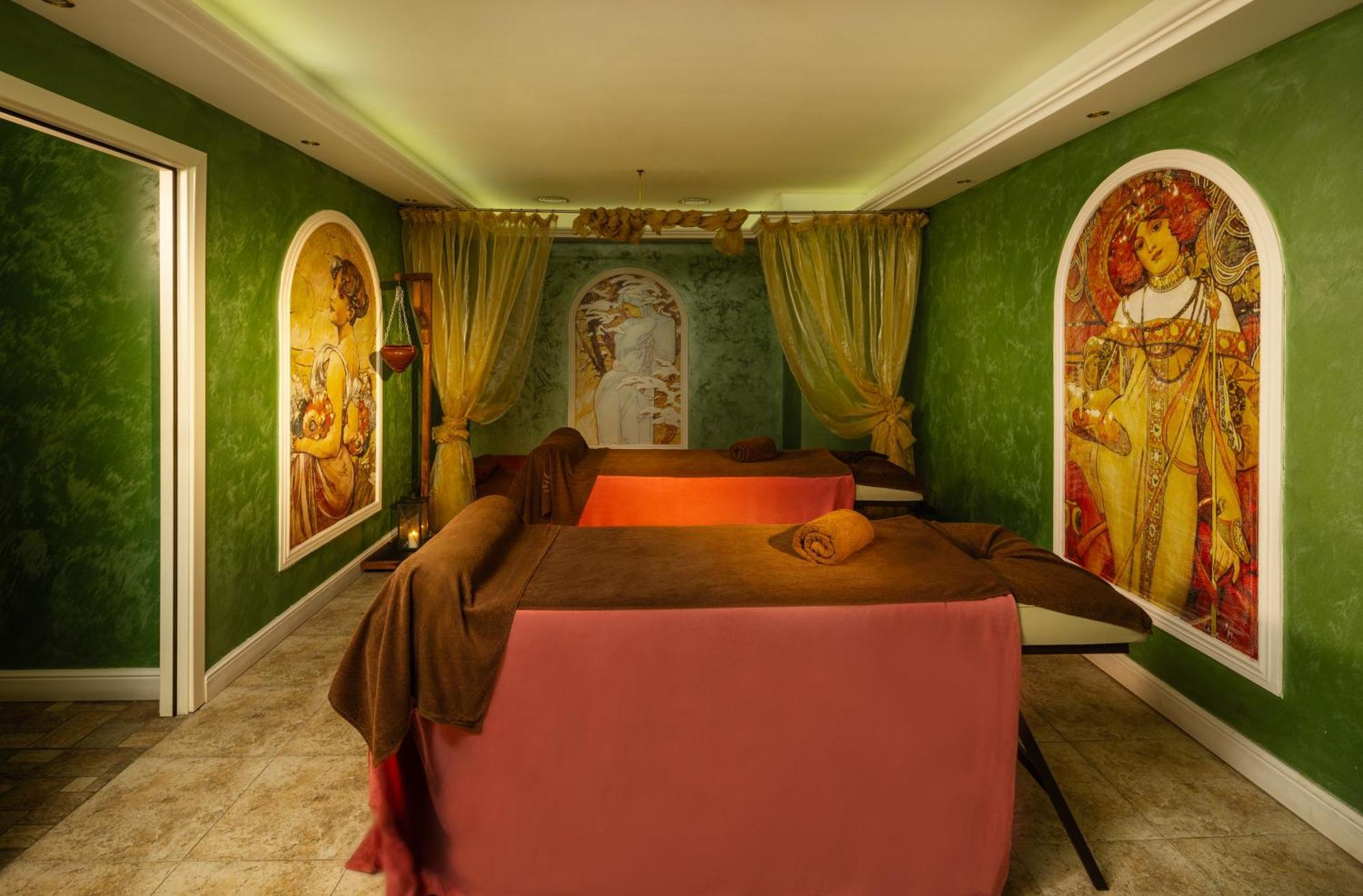 Dreams Sunny Beach Resort And Spa Exterior foto A treatment room at the Bvlgari Spa