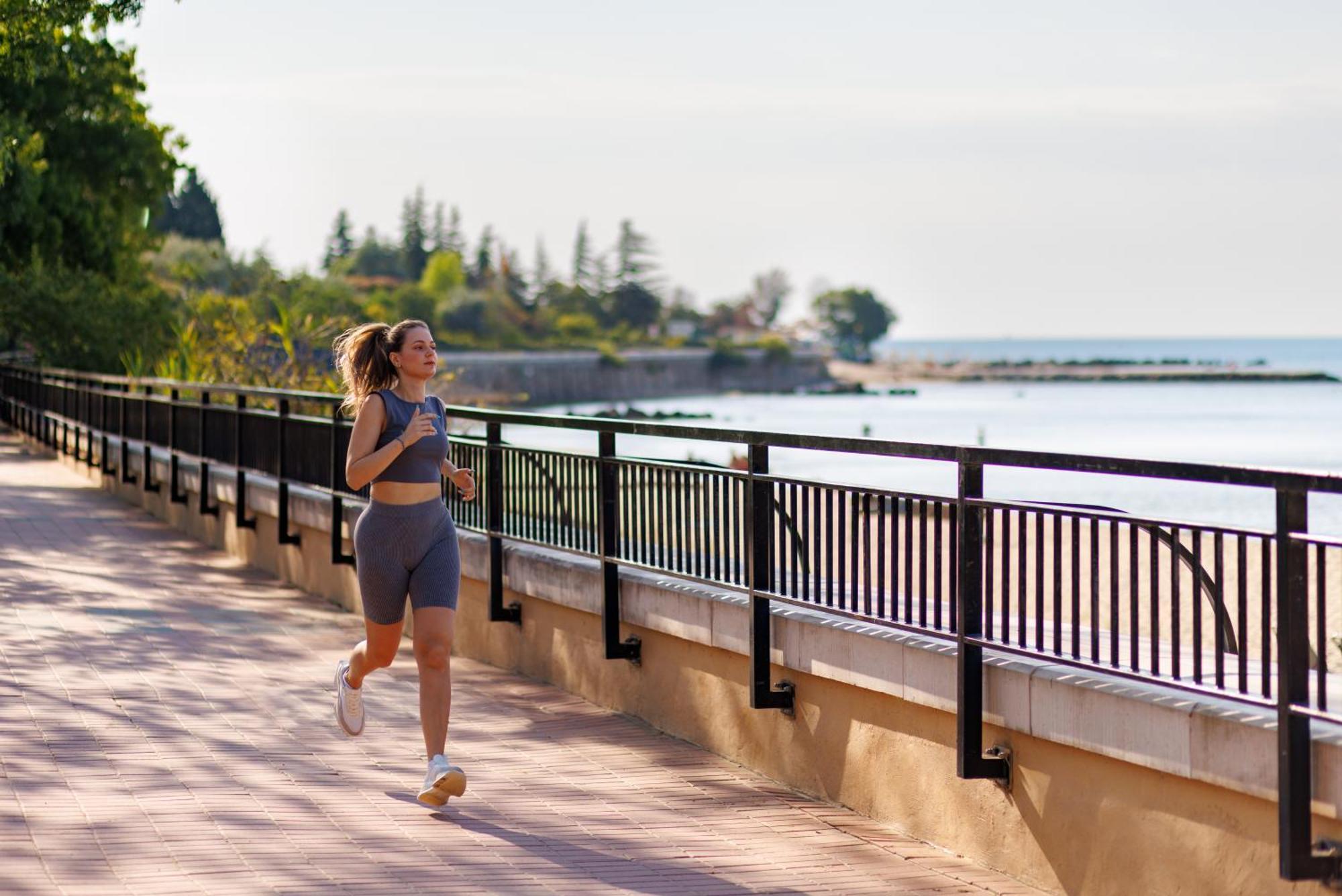 Dreams Sunny Beach Resort And Spa Exterior foto A woman jogging along the Lake Michigan shoreline